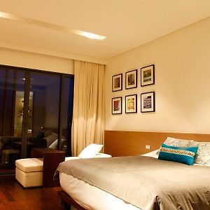 Studio Lit King-Size